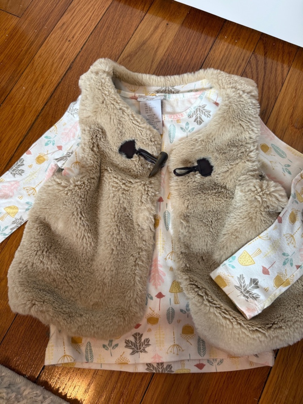 Tahari Girls Beige Faux Fur Vest with Patterned Long Sleeve Top